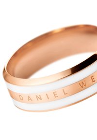 Kultakihara, jossa on valkoisia emaliraidoja, kaiverrettuna teksti "DANIEL WELLINGTON". Sileä viimeistely ja kiillotettu pinta, jossa on pyöristetty muoto.