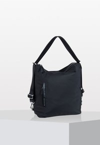 Borsa a spalla in nylon nero con tracolla regolabile, tasca frontale con zip e texture liscia. Presenta un design minimalista e una forma strutturata.