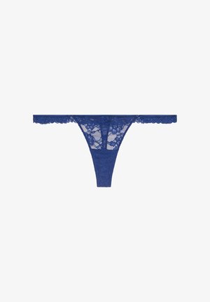 Tanga de encaje azul con patrones florales, bordes ondulados y una cinturilla delgada. La textura es delicada y transparente.