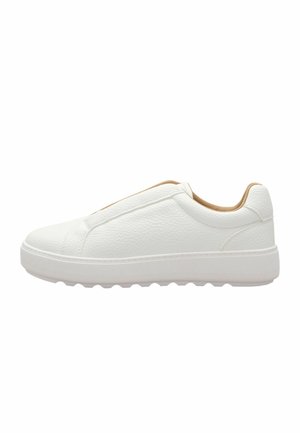 Biały niski sneaker z teksturowaną skórzaną cholewką, grubą podeszwą i jasnobrązową wyściółką wewnętrzną, widziany od zewnętrznej strony.