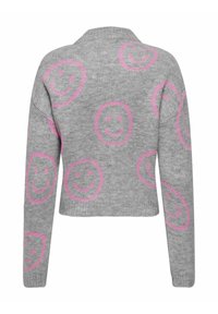 Szary sweter dzianinowy z długimi rękawami, ozdobiony różowymi wzorami uśmiechniętej buźki i o kroju krótkim.