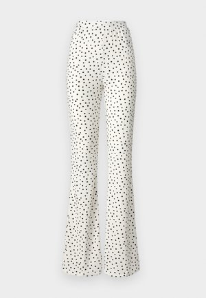 Baltos platėjančios kelnės su juodomis taškeliais. Raukinėta tekstūra, elastinga juostos dalis ir laisvas siluetas per kojas. Tiesus kirpimas apačioje.