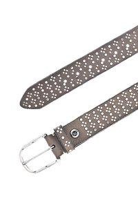 Cintura in pelle di grigio chiaro, con borchie metalliche e una fibbia color argento. Il design presenta punti distribuiti uniformemente per dare texture.