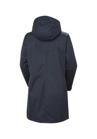 Námořnická modrá nepromokavá bunda s kapucí, dlouhými rukávy a rovný střih. Má hladkou texturu a minimalistický design.