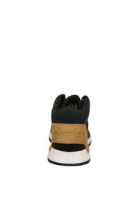 Czarno-brązowe trampki Timberland widziane z tyłu, z białą podeszwą i wytłoczonym logo marki na brązowej skórzanej części za piętą.
