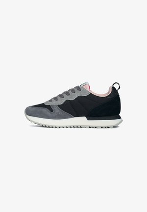 Sneaker in suede e tessuto nelle tonalità di grigio e nero. Caratterizzato da un design con lacci, un tallone di supporto e una suola testurizzata per una buona aderenza.