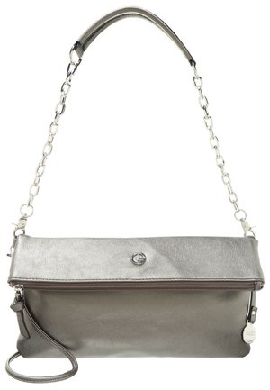 Bolso de mano plateado metálico con solapa plegable, cadena y correa de cuero, cierre de cremallera y un pequeño charm redondo de la marca en el lateral.