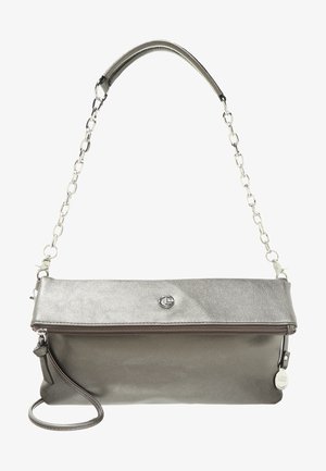 Metaliczna srebrna torebka z klapką złożoną na zakładkę, łańcuszkiem i skórzanym paskiem, zapięciem na suwak oraz małym okrągłym breloczkiem z logo na boku.