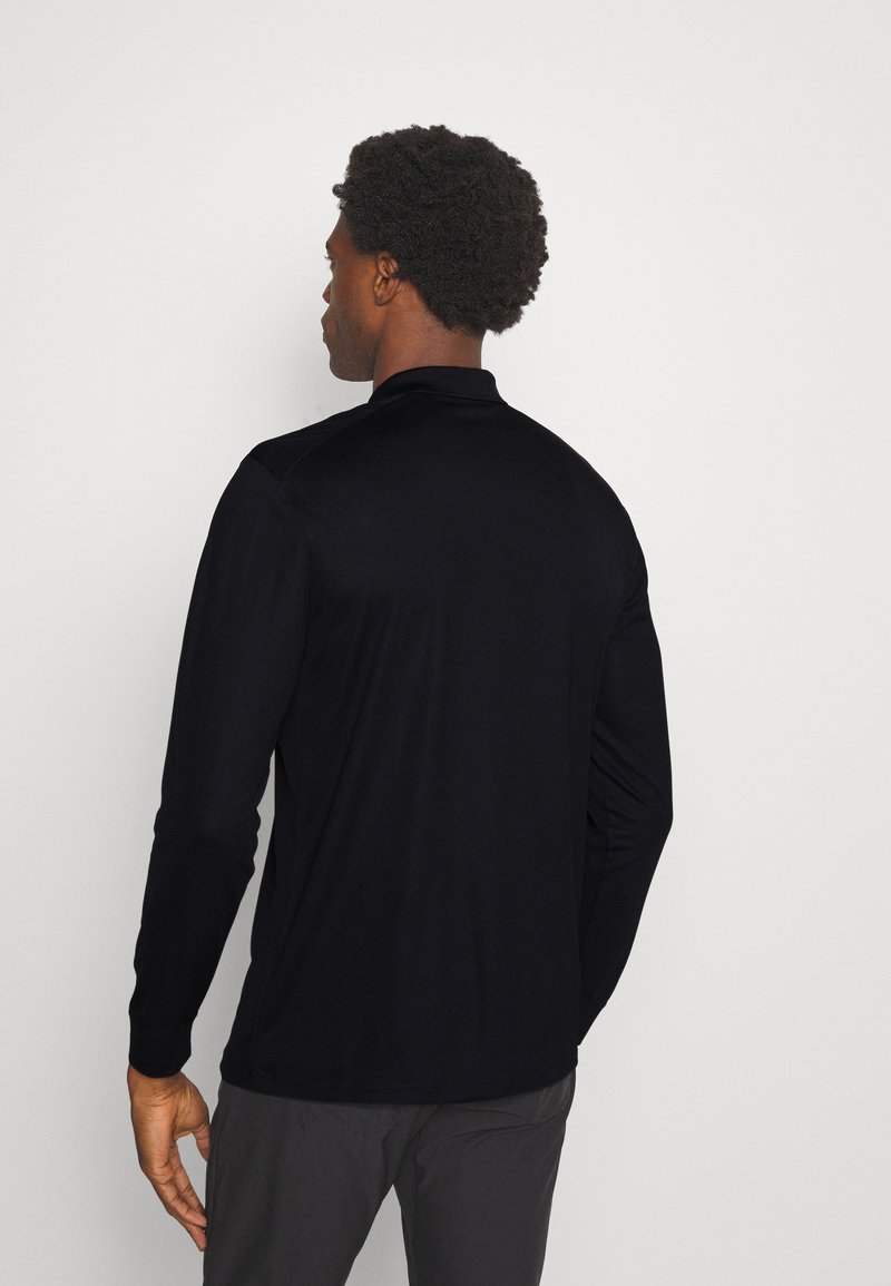 Polo shirt nera a maniche lunghe con colletto classico, texture liscia e maniche aderenti con taglio dritto all'orlo.