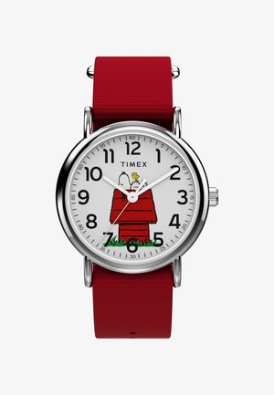 Timex ur med en hvid urskive og illustration af Snoopy og et rødt hundehus. Rød stofrem, sølvfarvet metalskase, sorte arabiske tal.