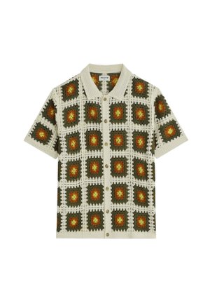 Chemise à manches courtes avec boutons, motif carré au crochet vert, orange et jaune, bordures et col de couleur crème.