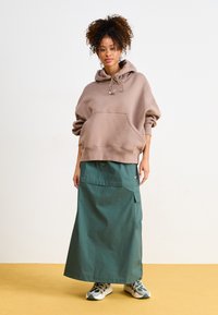 Nike Sportswear TECH HERA - Sapatilhas - light smoke grey/dark smoke grey/vintage green/sail