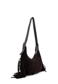 Zamszowa torba na ramię w ciemnobrązowym kolorze z frędzlami oraz teksturowanym skórzanym paskiem, ozdobiona metalową klamrą i suwakiem.