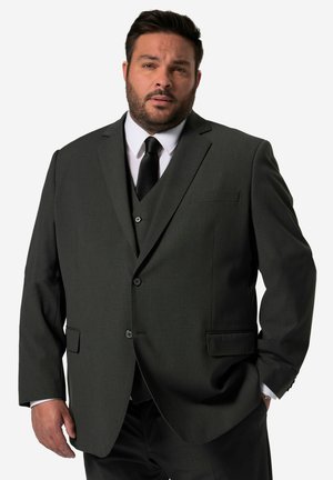 Completo grigio con giacca a due bottoni, rever a contato e gilet abbinato. Presenta una camicia bianca e una cravatta nera. Texture liscia.