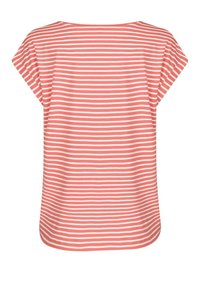 Camiseta de rayas en color coral y blanco, de manga corta, con cuello redondo, corte relajado, textura suave y rayas horizontales en toda la prenda.