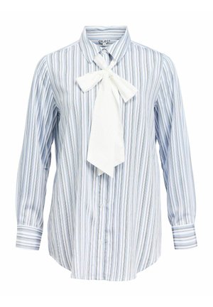 Chemise à manches longues avec boutons, ornée de rayures verticales bleues, blanches et grises, présentant un grand nœud papillon blanc au col.