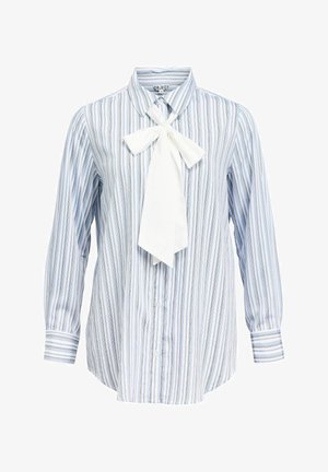 Chemise à manches longues avec boutons, ornée de rayures verticales bleues, blanches et grises, présentant un grand nœud papillon blanc au col.