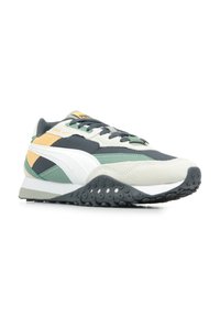 Sneaker multicolori con una combinazione di materiali in suede e mesh. Presentano un design grigio, bianco e verde, con una suola nera testurizzata e dettagli gialli.