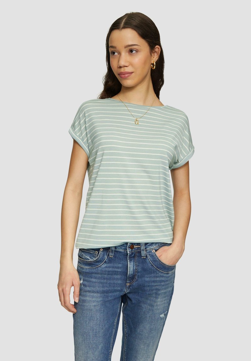 Mintgrünes gestreiftes T-Shirt mit kurzen umgeschlagenen Ärmeln, weicher Textur, lockerer Passform, kombiniert mit blauen Jeans. Einfaches Design, keine zusätzlichen Details.