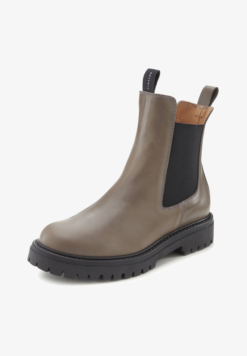 Botte Chelsea en cuir taupe avec panneaux latéraux élastiques noirs et semelle crantée épaisse noire, avec languettes à l'avant et à l'arrière.