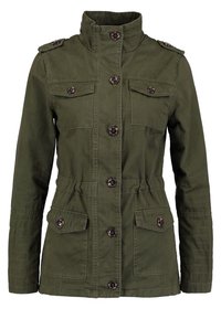 Oliwkowa kurtka wojskowa w stylu z przednimi guzikami, czterema kieszeniami z klapami, guzikiem na naramiennikach i wysokim kołnierzem.