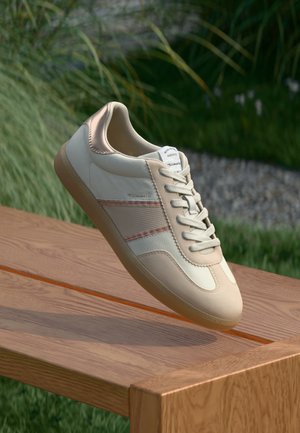 Beige Sneaker mit einem glatten Lederoberteil, hellrosa Akzenten und einer hellbraunen Gummisohle. Verfügt über weiße Schnürsenkel und subtile Seitenstreifen.