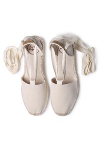 Espadrillas in tela di colore avorio con suola in juta intrecciata beige. Presentano cinturini in tessuto regolabili e zona delle dita testurizzata. Ideali per il clima caldo.