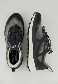 Scarpe da trail running leggere in mesh nero e grigio. Caratterizzate da una suola bianca spessa, una tomaia con motivo e un sistema di lacci rapidi per una calzata sicura.