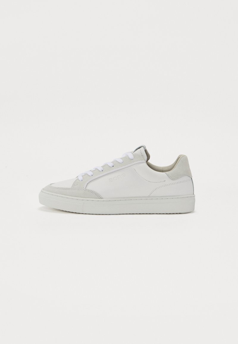 Hvite sneakers laget av glatt lær med en grå hælflik i mokka, rund tå, flate lisser og en teksturert gummisåle. Merket "BORG" preget.