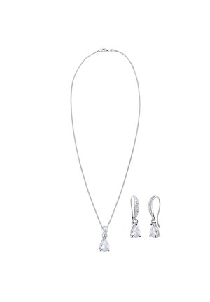 Ensemble de bijoux en argent sterling comprenant un collier avec un pendentif en forme de poire et des boucles d'oreilles pendantes assorties, ornés de pierres précieuses transparentes.