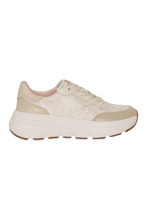 Sneaker beige e bianca con suola spessa, chiusura frontale con lacci, lati in tessuto strutturato, dettagli metallici beige sulla punta e sul tallone e fodera interna rosa.