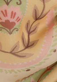 Blumenmusterstoff mit einem sanften gelben Hintergrund, rosa Blumen, grünen Blättern und braunen Akzenten. Glatte Textur.