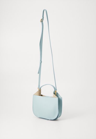 Sac en cuir bleu clair en bandoulière avec une forme courbe, dotée d'une poignée supérieure, d'une bandoulière réglable et de subtils accents en or.
