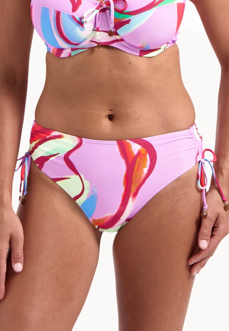 Różowe i wielokolorowe bikini dolne z abstrakcyjnymi wzorami, regulowane wiązania po bokach oraz gładka tekstura materiału.