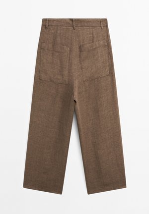 Braune Leinen-Hosen mit weitem Bein und zwei Gesäßtaschen, mit einer glatten und leicht zerknitterten Textur, entworfen für einen lockeren Sitz.