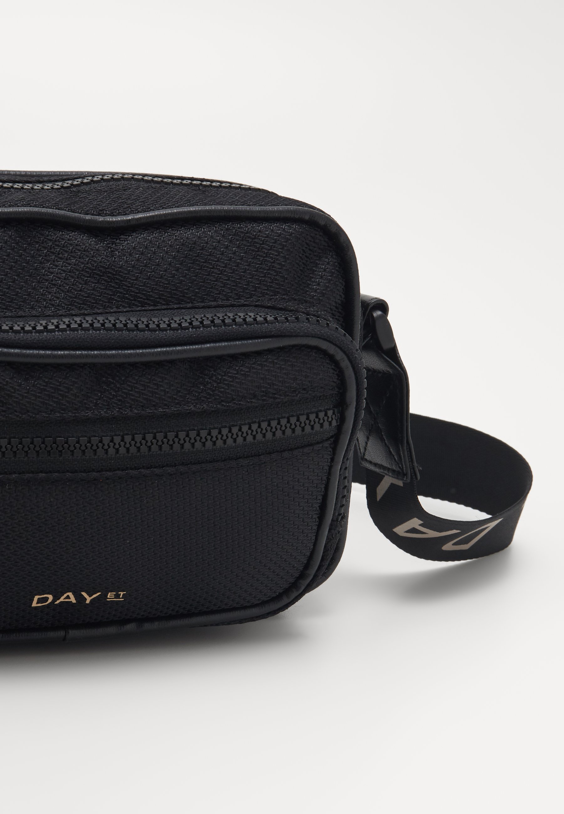 DAY ET SPORTY LOGO Axelremsväska black Zalando.se DAY ET GWENETH WALES Axelremsväska black Zalando.se