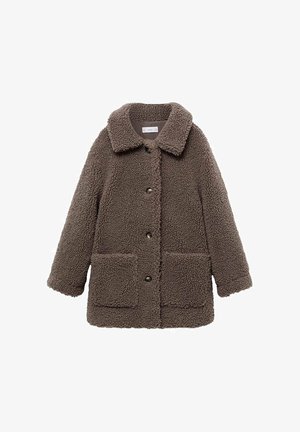 Manteau sherpa marron à manches longues, boutonné, avec col et deux poches plaquées avant sur fond blanc.