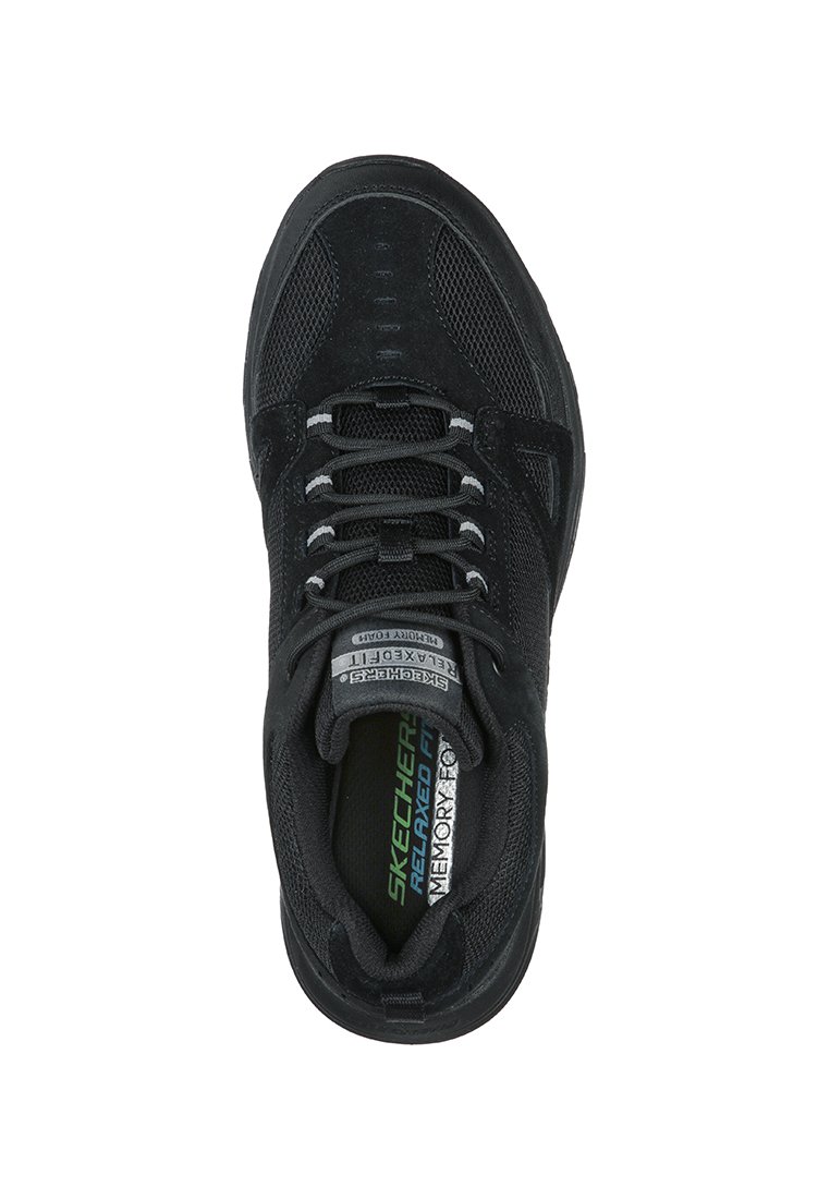 Zapatilla negra Skechers Relaxed Fit con espuma viscoelástica, paneles de malla y parte delantera con cordones vista desde arriba.