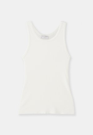 Débardeur blanc côtelé avec un col rond et de larges bretelles, présentant une texture douce et une silhouette ajustée.
