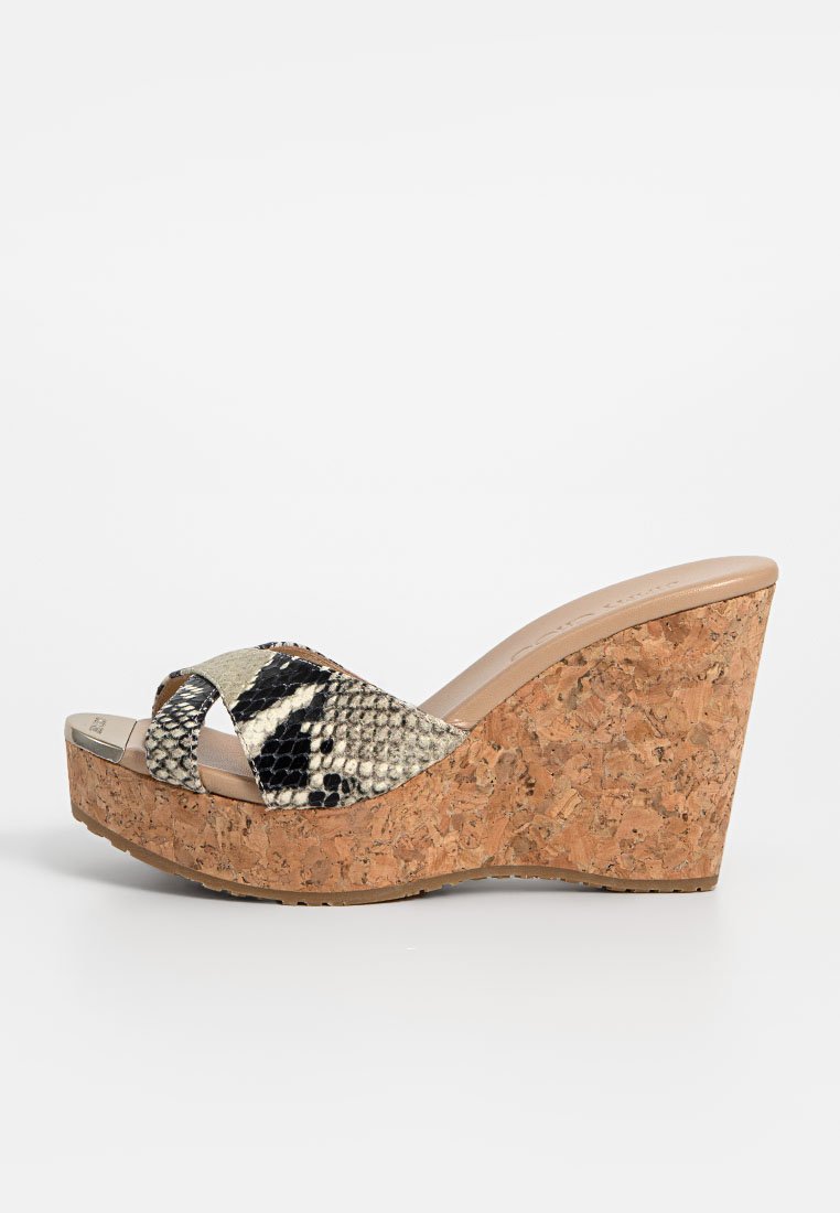 Jimmy Choo Sandalen met sleehak beige