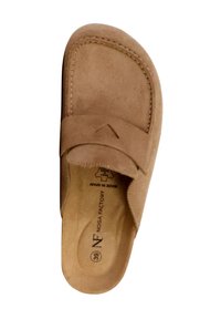 Lysebrun slip-on sko lavet af blødt ruskind. Har en rundet snude, synlige sømme og interne brandingdetaljer. Størrelse 39.