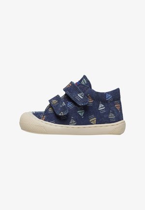 Scarpa di tela blu navy con motivo a veliero. Caratterizzata da due cinturini regolabili in Velcro e una suola in gomma beige con finitura testurizzata.
