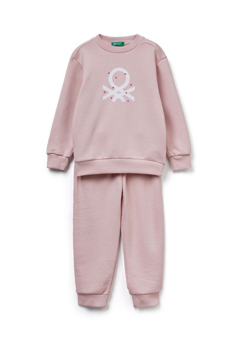 Różowa bluza i dopasowane spodnie z miękkiego materiału. Posiada białą grafikę z przodu. Mankiety i pas są ściągacze.