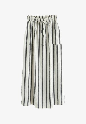 Fehér maxi szoknya fekete függőleges csíkokkal, rugalmas derékpánttal és húzózsinórral, elülső foltzsebekkel.