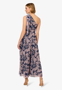 Bloemrijke maxi-jurk met een schouderontwerp, marineblauwe achtergrond en een lichtroze oversized bloemenpatroon. Doorzichtige stof bij de schouder.