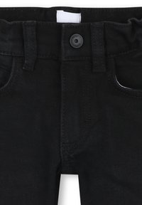 Pantaloni in denim nero con un classico design a cinque tasche, dotati di chiusura a bottone e vita elasticizzata, texture morbida e dettagli di cucitura sottili.
