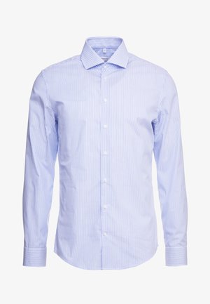 Hellblau gestreiftes Button-Up-Hemd mit langen Ärmeln und klassischem Kragen. Weiße Knöpfe und kontrastierende Streifen. Material aus Baumwollmischung.