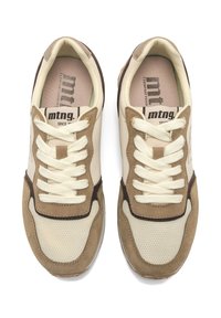 Sneaker beige e marroni con pannelli in rete, dettagli in suede e lacci crema. Presenta il logo sulla linguetta e una suola in gomma testurizzata.