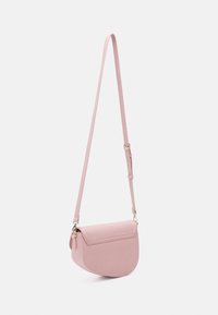 Borsa a tracolla in pelle rosa con una forma curva e strutturata, tracolla regolabile e chiusura piatta a pattina. Texture liscia, con accenti hardware minimi.