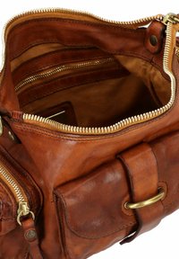 Bruine leren handtas met meerdere ritscompartimenten, gouden hardware en een zachte textuur. Interieur omvat stofvoering en zakken.